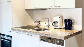 Een koelkast, een magnetron, een oven, een kookplaat