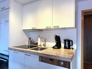 冰箱、微波炉、烤箱、炉灶