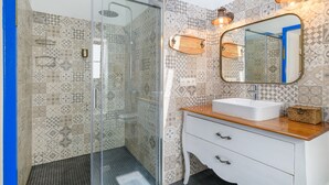 A bathroom with a shower, a sink, and a mirror. - Apartment Blue, Casa El Patio (Adults Only) (Teguise (Lanzarote))