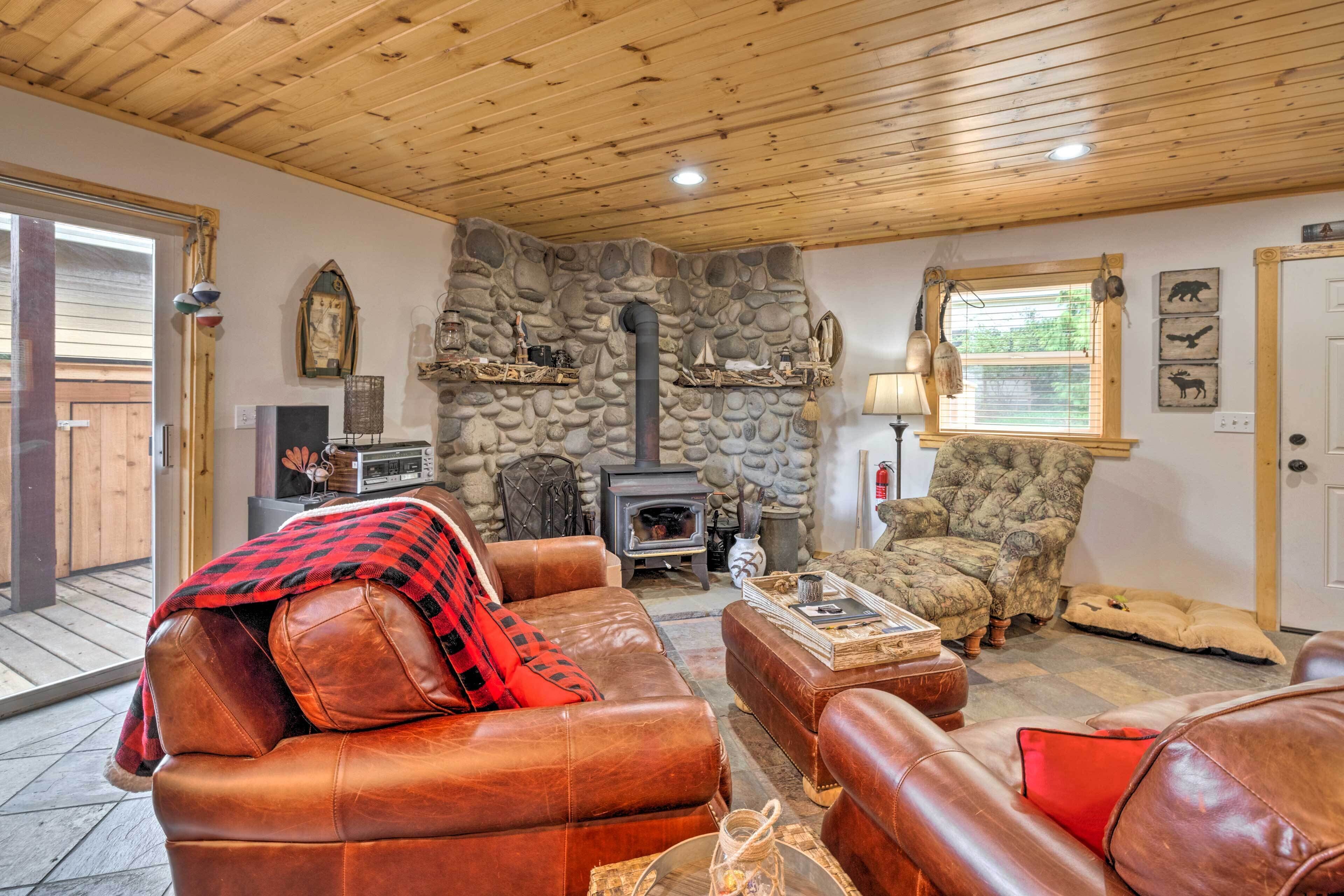 Rockaway Beach Hideaway w/ Hot Tub & Fireplace!