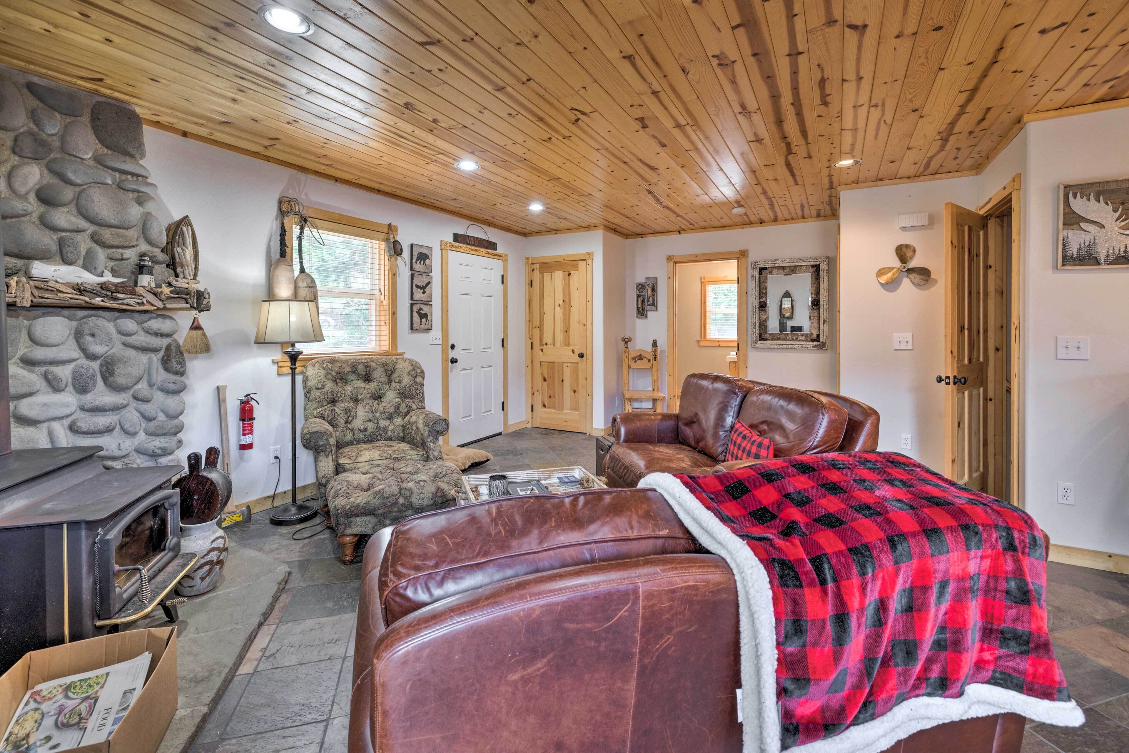 Rockaway Beach Hideaway w/ Hot Tub & Fireplace!