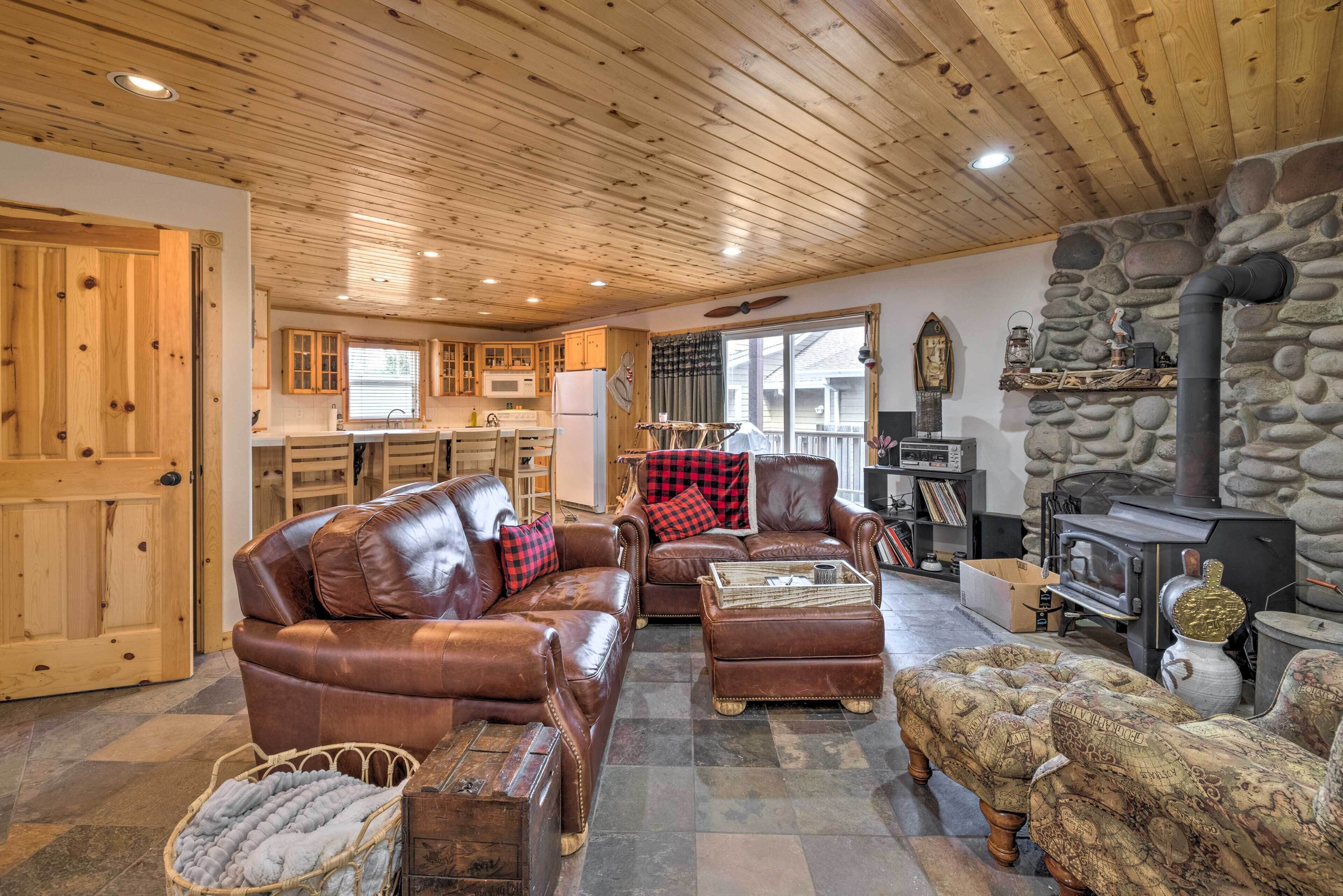 Rockaway Beach Hideaway w/ Hot Tub & Fireplace!