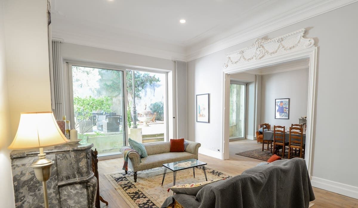 Smart TV, books, stereo