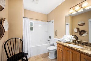 Bathtub, hair dryer, towels - Laketown Villa | Downtown Coeur d'Alene Gem with Private Backyard (Coeur d'Alene)