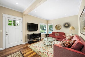 TV, offices - Laketown Villa | Amazing Downtown Location (Coeur d'Alene)