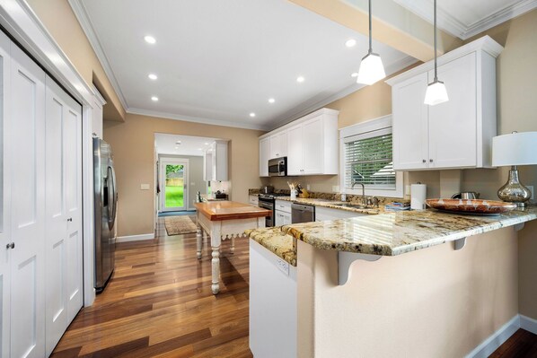 Fridge, microwave, oven, stovetop - Laketown Villa | Amazing Downtown Location (Coeur d'Alene)