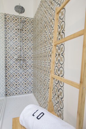 Shower, hair dryer, towels, soap - Lisbon Dreams - Estrela Dressmaker Suite (Lisboa)