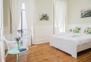 1 chambre, fer et planche à repasser, lit de bébé portatif