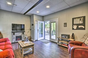 TV, fireplace, books, stereo - Hidden Gem: Dock & Views on Pine Hollow Reservoir! (Tygh Valley)