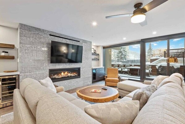 Smart TV, fireplace