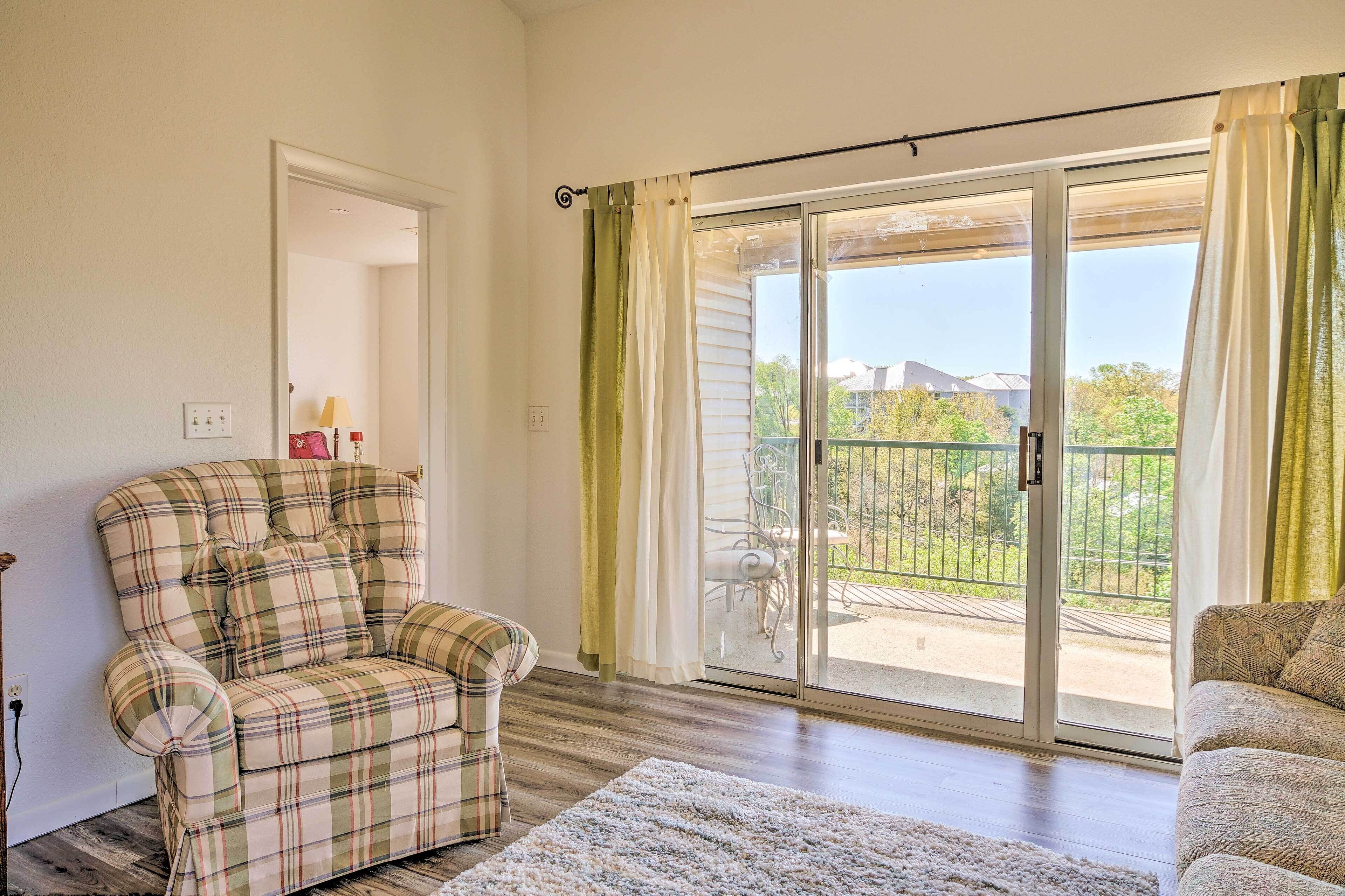 Comfy Branson Escape in Holiday Hills Resort!