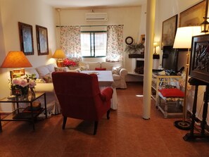 تلفزيون، مدفأة، تنس طاولة، كُتُب