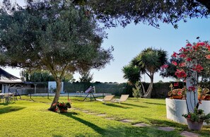 Property grounds - Country house with pool, BBQ, ping-pong, billiard 5 min. from the beach by bike. (Rota)