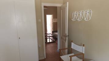 5 dormitorios, tabla de planchar con plancha, cuna de viaje