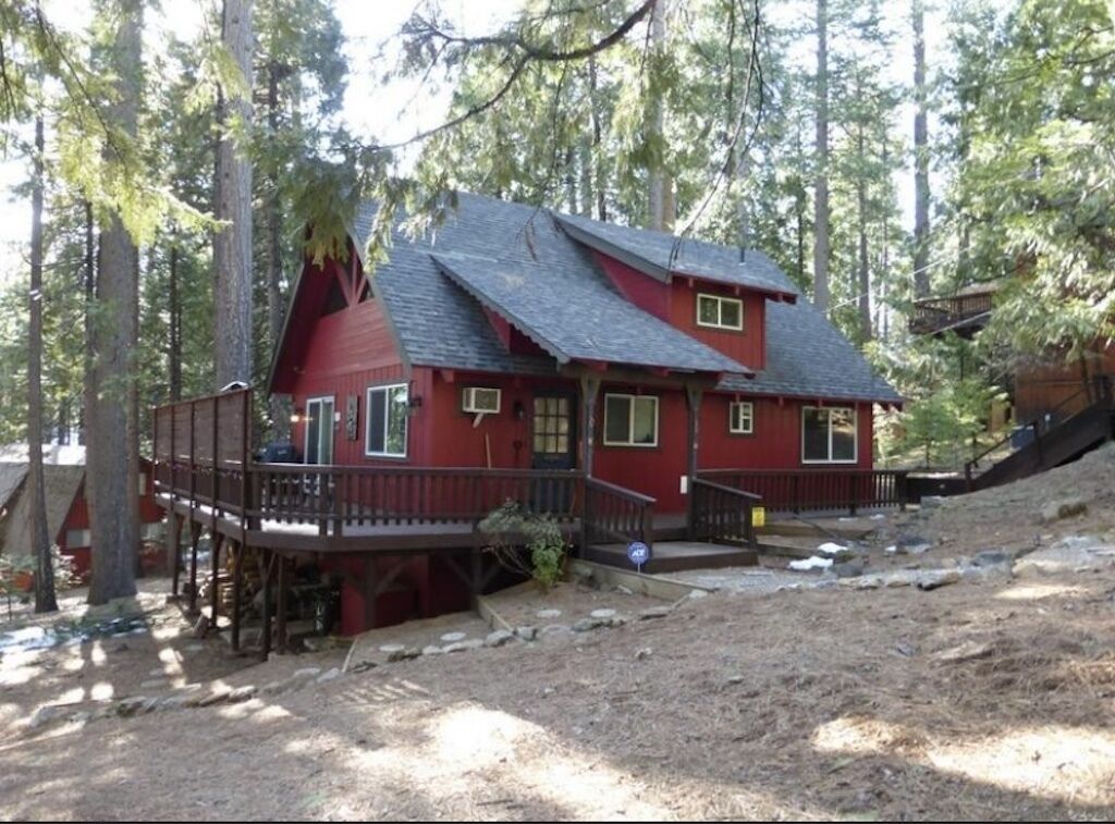 Black Bear Den ~ Access to Private Lake! 