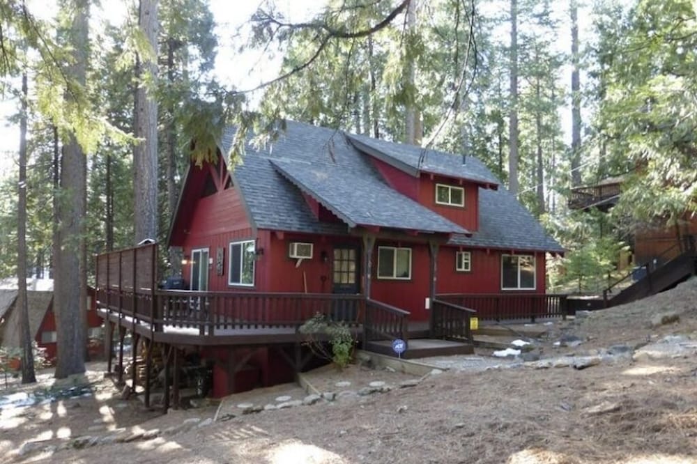 Black Bear Den ~ Access to Private Lake!