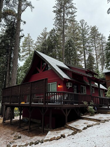 Black Bear Den ~ Access to Private Lake! Heat and AC