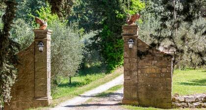 House Il Cipresso in the heart of Chianti with swimming pool