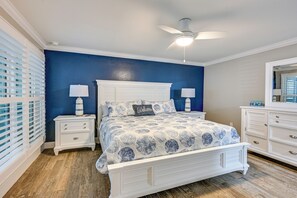 2 bedrooms, iron/ironing board, Internet, bed sheets - Elegant FL Condo w/ Pool: Walk to Madeira Beach! (Madeira Beach)