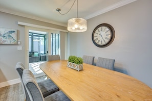 Dining - Elegant FL Condo w/ Pool: Walk to Madeira Beach! (Madeira Beach)