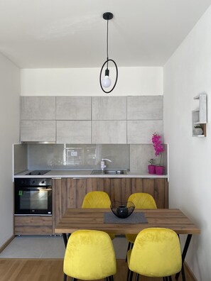 Appartement | Coin cuisine privé | Grand réfrigérateur, four, bouilloire électrique