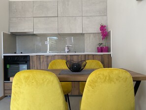 Eenvoudig appartement | Woonruimte | Een 24-inch plasmatelevisie met digitale zenders en televisie