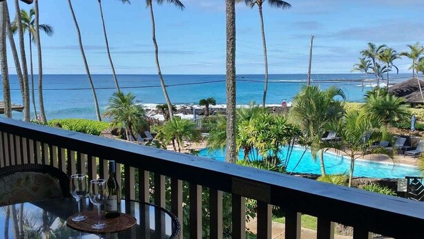 Outdoor dining - Nihi Kai 203 – Poolside Ocean Views + A/C (Koloa)