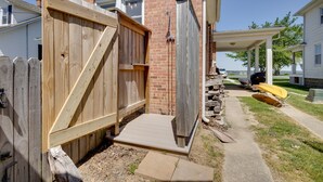 Una terraza de madera con una rampa que lleva a una casa.