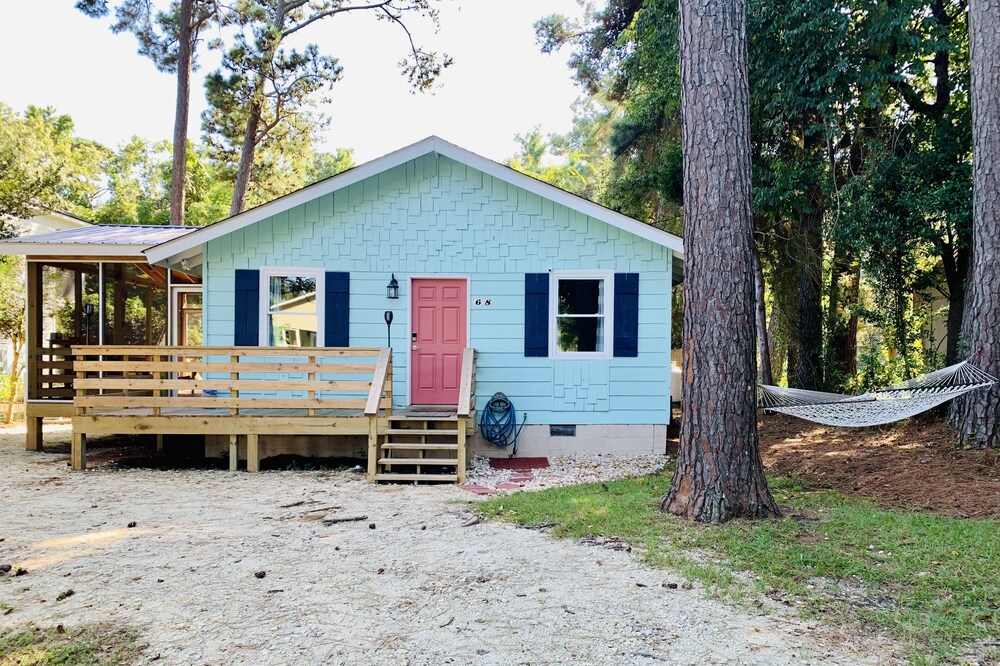 Pawleys Paradise! ~1/2 mile to the Beach. 3BR/3 Full BA. FREE Bikes included.