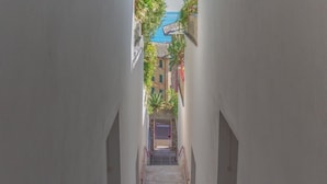 Eine enge Treppe, die zu einem Gebäude mit Meerblick führt.