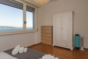 2 makuuhuonetta, silitysrauta/-lauta