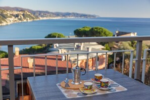 Outdoor dining - Spectacular View, Pool, Tennis.& Wifi (Rapallo)