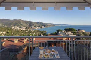 Outdoor dining - CASA LINDA - Dream view, swimming pool, and tennis court (Rapallo)