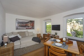 Living area - COZY APARTMENT - Relax and enjoy a dream view of the sea (Santa Margherita Ligure)