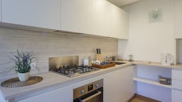 Frigorifero, microonde, forno, piano cottura