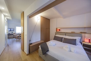 A hotel room with a bed, bedside tables, a desk, and a chair. - COZY APARTMENT - Relax and enjoy a dream view of the sea (Santa Margherita Ligure)