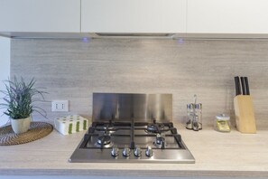 Een koelkast, een magnetron, een oven, een kookplaat