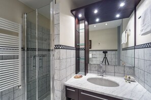 Dusche, Haartrockner, Bidet