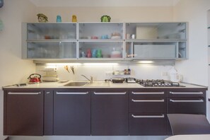 Micro-ondes, four, plaque de cuisson, cafetière/bouilloire