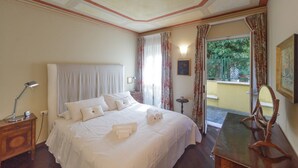 A hotel room with a bed, a desk, a lamp, and a view of the outdoors. - VILLA AURORA - Relax with Sea View and Swimming Pool (Camogli)