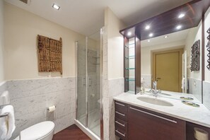 Regadera, secadora de cabello, bidet