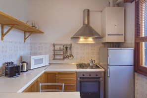 Kjøleskap, mikrobølgeovn, ovn og kokeplater