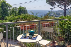Outdoor dining - CASA ANNA - Dream view, swimming pool, and tennis court (Rapallo)