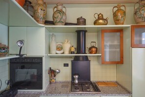 Kühlschrank, Mikrowelle, Geschirrspüler, Toaster