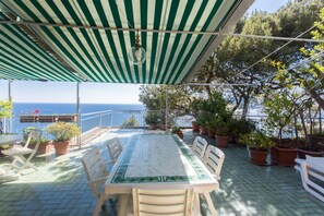 تناول الطعام بالخارج