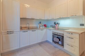 Kylskåp, mikrovågsugn, diskmaskin och brödrost