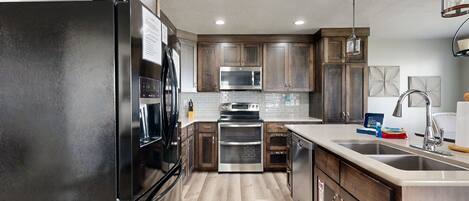 Réfrigérateur, four à micro-ondes, un four, surface de cuisson