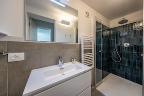 Douche, sĂšche-cheveux, bidet, serviettes fournies