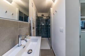 Shower, hair dryer, bidet, towels - LA CASA GIALLA - Relax in the Hills with Swimming Pool (Santa Margherita ligure)