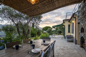 Outdoor dining - LA CASA GIALLA - Relax in the Hills with Swimming Pool (Santa Margherita ligure)